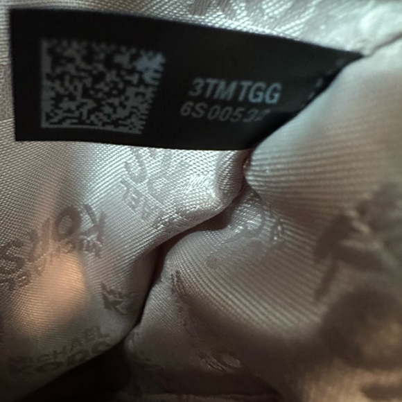 Michael kors cross body like brand new - Picture 7 of 16